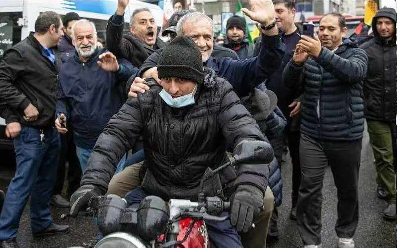  德黑兰街头风雨中前行，伊朗高层集体现身声援巴勒斯坦。 新闻