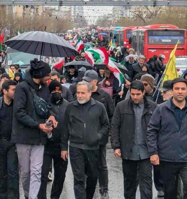  德黑兰街头风雨中前行，伊朗高层集体现身声援巴勒斯坦。 新闻