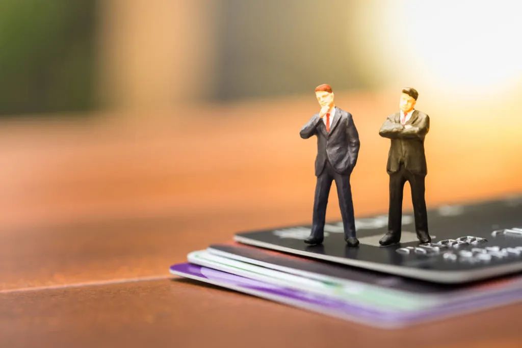  信用卡年费悄然累积，消费者权益屡遭侵害；银行提醒缺失引发维权风波。 新闻