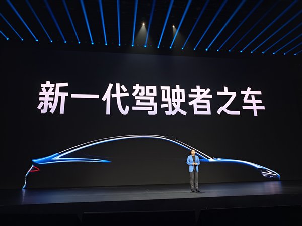  小米SU7新款强势开局，锁单成绩亮眼；尚界Z7蓄势待发，竞争氛围渐浓。 汽车科技