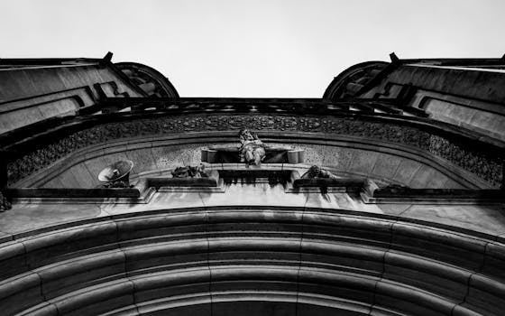 地缘风险扰动下，中国资本市场展现显著韧性；能源自主保障成为核心支撑。