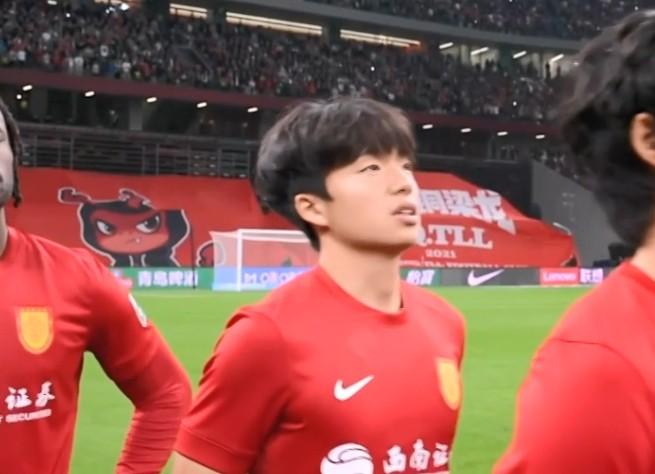  年轻中场李镇全解读德比战；不放弃精神带来显著改善；经验助力球队未来发展。 体育新闻