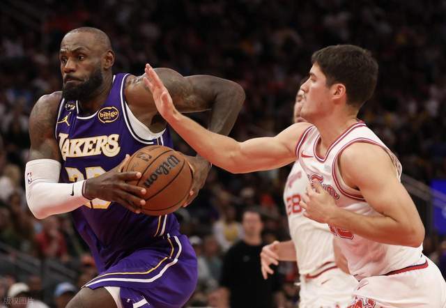  技术解码：詹姆斯41岁单核带队模式的战术适配与效能分析 体育新闻