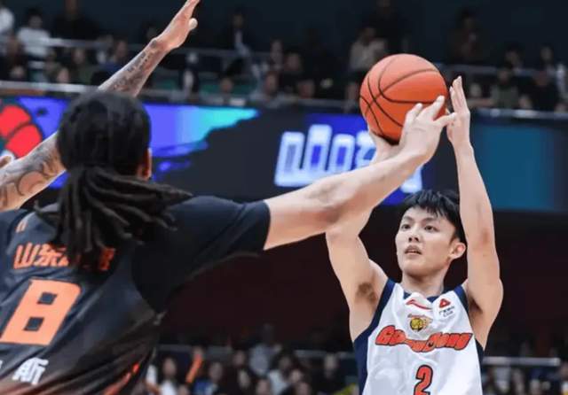  CBA积分榜震荡：外援缺阵下的战术重构与球队命运 体育新闻